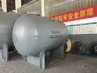 Horizontal type glass lined storage tank equipped with stainless steel clamps